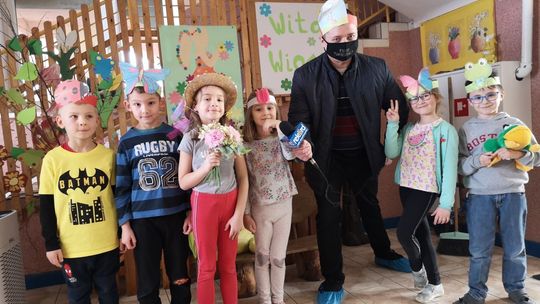 11-stka na fali 89.6 FM: Wiosną rosną kwiaty, przylatują do nas ptaki, można zrobić piknik, pojeździć na hulajnodze, dlatego wiosna jest fajna! 