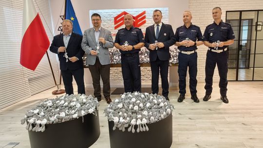 Przekazanie 1300 odblaskowych misiów dla dzieci w siedzibie SSE „Starachowice”