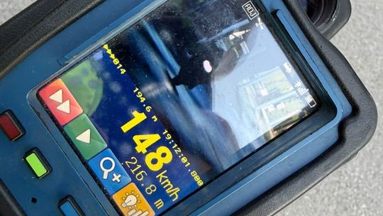 148 km/h w miejscu, gdzie obowiązywało 50. Motocyklista odpowie przed sądem