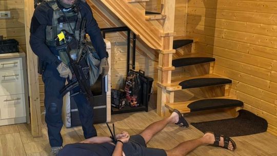18 lat w ukryciu. Poszukiwany 45-latek wpadł w ręce policji