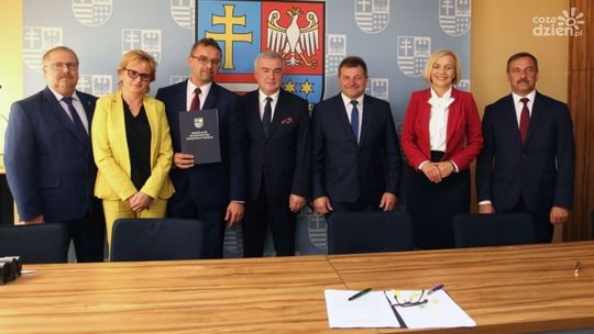 19 gmin podpisało umowy na modernizację oświetlenia