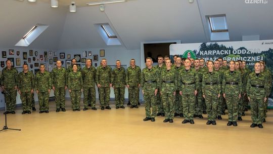 24 nowo przyjętych funkcjonariuszy SG ślubowało na sztandar Karpackiego Oddziału SG