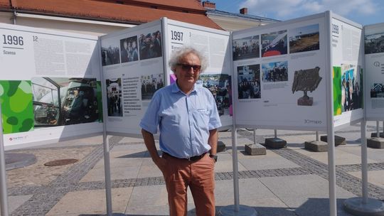 30-lecie Międzynarodowego Salonu Przemysłu Obronnego. Wystawa fotografii na kieleckim Rynku