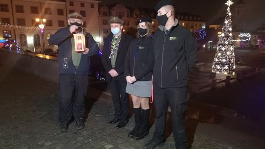 30-letnia tradycja podtrzymana. Betlejemskie Światło Pokoju dotarło do Ostrowca Św. 