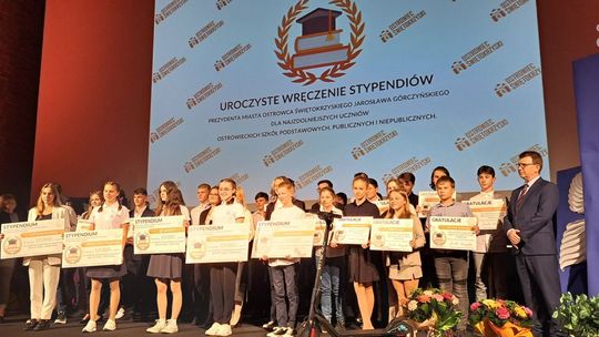 33 uzdolnionych ostrowieckich uczniów nagrodzonych