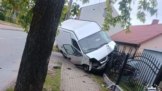 45-latek rozbił się na ogrodzeniu