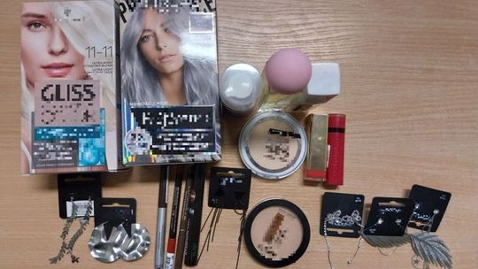 71-letnia kobieta kradła kosmetyki i biżuterię. Teraz odpowie przed sądem 