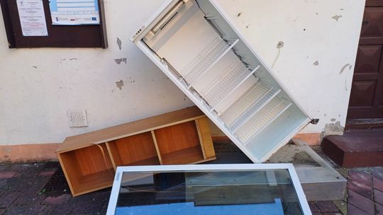 Akt wandalizmu w Ostrowcu! Zniszczono jedyną w mieście jadłodzielnię