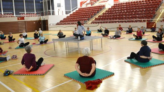 Aktywni seniorzy ćwiczą jogę 