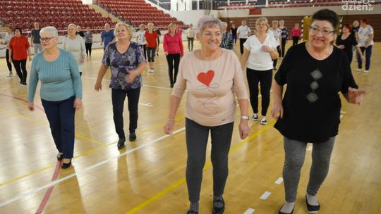 Aktywni seniorzy ćwiczą przy muzyce