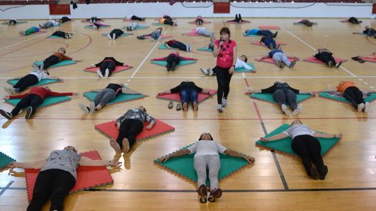 Aktywni seniorzy wzmacniają kręgosłupy