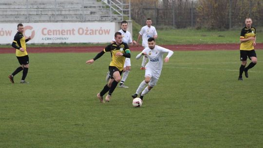 Alit Ożarów i Stal Kunów zabrały punkty liderom