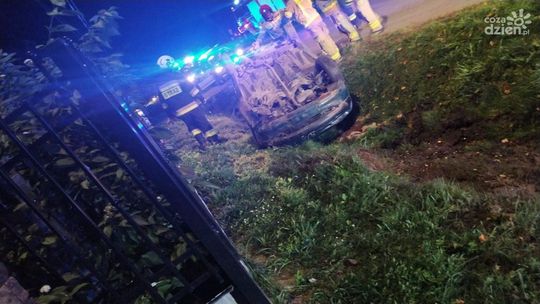 Auto dachowało. Policja zatrzymała trzech mężczyzn