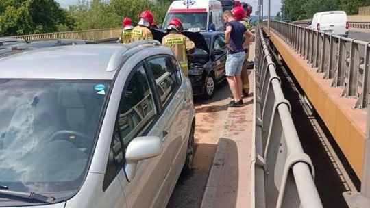 Auto jechało pod prąd, wypadek na ul. Krakowskiej