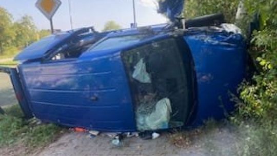 Auto przewróciło się na bok. Dwie osoby w szpitalu