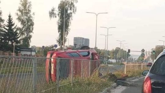 Auto przewróciło się na bok po przebiciu barierek