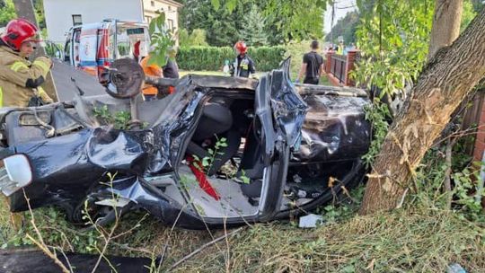 Auto roztrzaskało się o drzewo. Jedna osoba zginęła