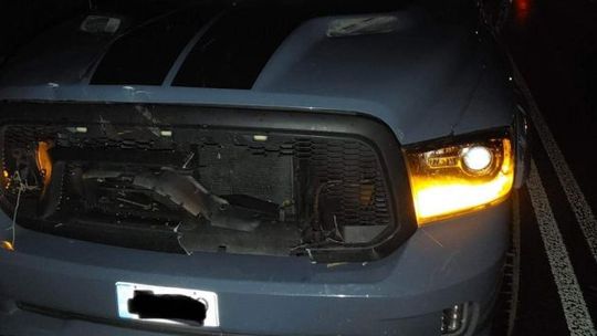 Auto uszkodzone przez drzewo złamane silnym podmuchem wiatru 