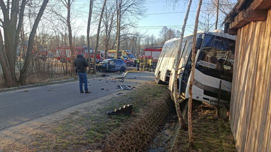 Autobus z licealistami wjechał w osobówkę