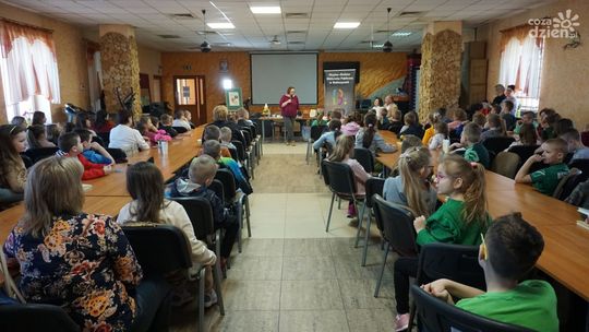 Autorka „Niesamowitych przygód dziesięciu skarpetek” odwiedziła Radoszyce 