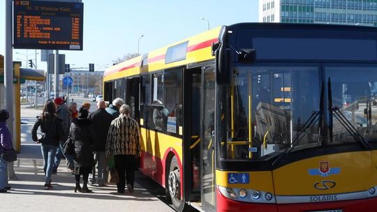 Awanturnik wybił szybę w autobusie miejskim