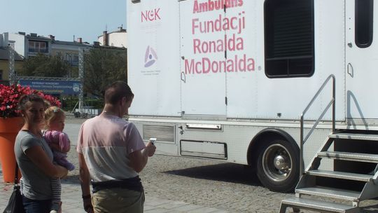 Badają dzieci - w Rynku w Ostrowcu stanął ambulans