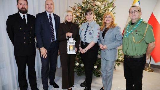 Betlejemskie Światło Pokoju przekazane do Urzędu Marszałkowskiego