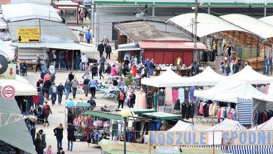 Bez limitu osób w sklepach, restauracji, na targu i poczcie