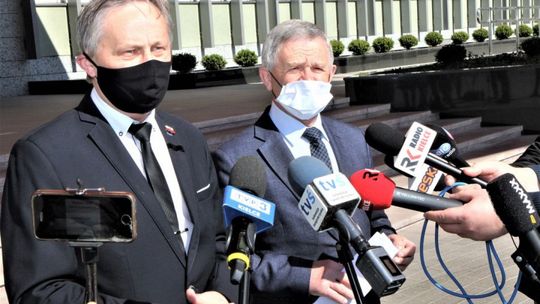 Bez osobistych gratulacji i wręczenia świadectw - jutro maturzyści kończą rok szkolny