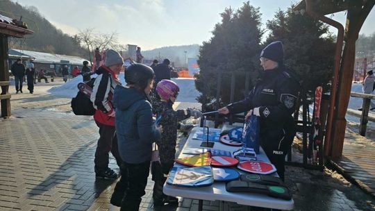 Bezpieczne ferie w Świętokrzyskiem. Policjanci przypominają zasady zimowego wypoczynku