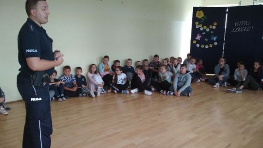 Bezpiecznie do szkoły - policjanci odwiedzili uczniów