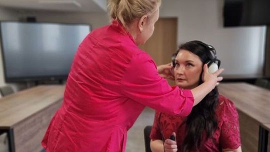 Bezpłatne badania słuchu dla pracowników gminnych jednostek w Ostrowcu