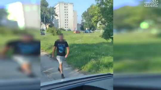 Biegał po ulicy, wybił łokciem szybe w aucie
