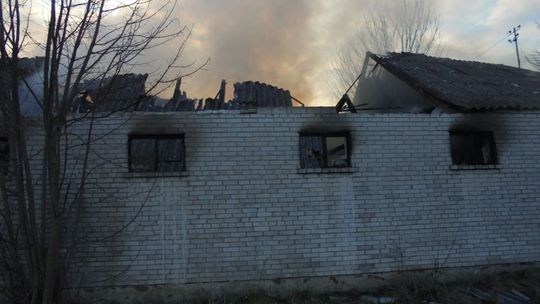 Budynek gospodarczy w płomieniach