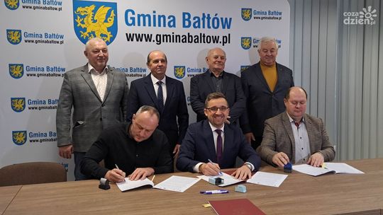 Budynki w Okole i Wólce Bałtowskiej będą cieplejsze. Gmina podpisała umowę