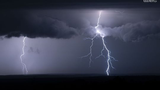 Burza nad Zamkiem w Szydłowie z Drona. Film robi wrażenie