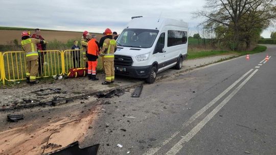 Bus przewożący dzieci zderzył się z osobówką, są ranni. 