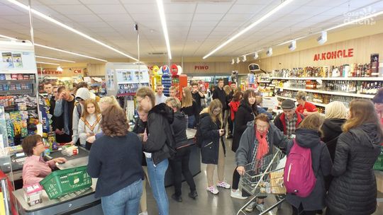 "Cała szkoła do sklepu". W Ostrowcu Chreptowicz szturmował market 