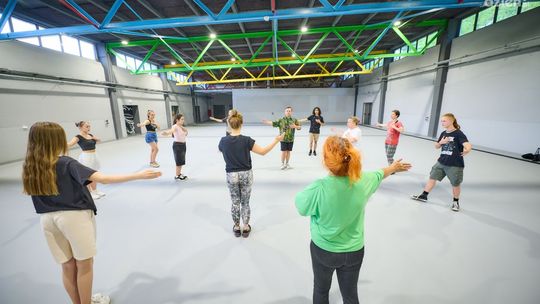 „Cena” - spektakl społeczny inspirowany książką Anny Bikont