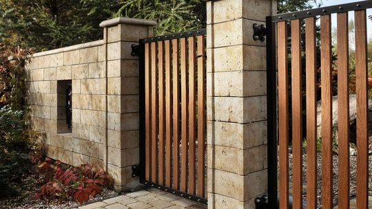 Charakterystyka i montaż ogrodzeń betonowych