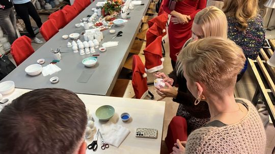 Charytatywne malowanie bombek z gwiazdami w Ćmielowie