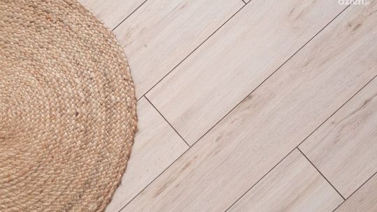 Chcesz urządzić udane wnętrze w chłodnych barwach? Skup się na podłodze!