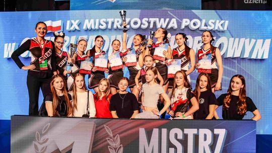 Cheerleaderki UKS Black & White Ostrowiec Świętokrzyski z medalami Mistrzostw Polski