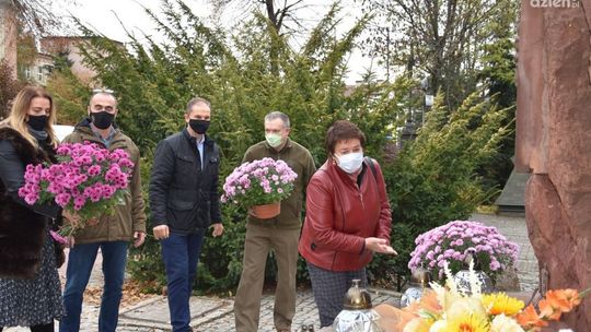 Chryzantemy w miejscach pamięci. Złożyli je tam radni powiatowi