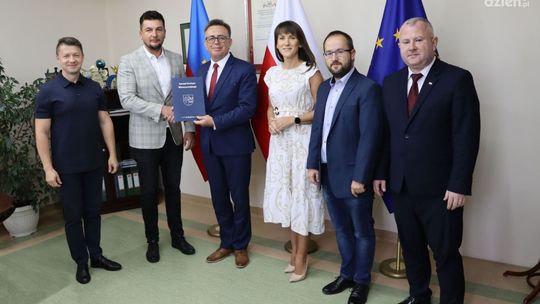 Ciąg dalszy budowy hali sportowej we Włoszczowie. Podpisano umowę 