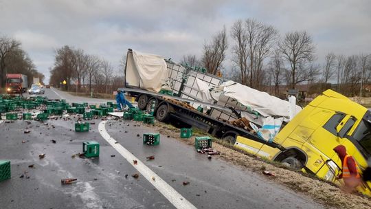 Ciężarówka przewożąca piwo w rowie