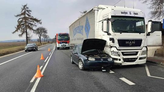 Ciężarówka uderzyła w volkswagena