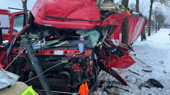 Ciężarówka w rowie w Złotej Wodzie – zablokowana DK74, ranny kierowca