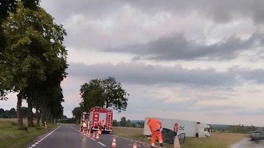 Ciężarówka wjechała w zaparkowanego busa