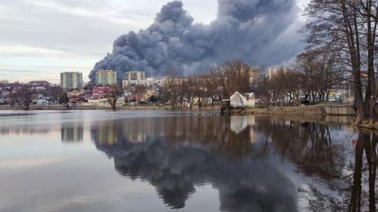 Ciężki sprzęt na pogorzelisku hali Cersanitu w Starachowicach